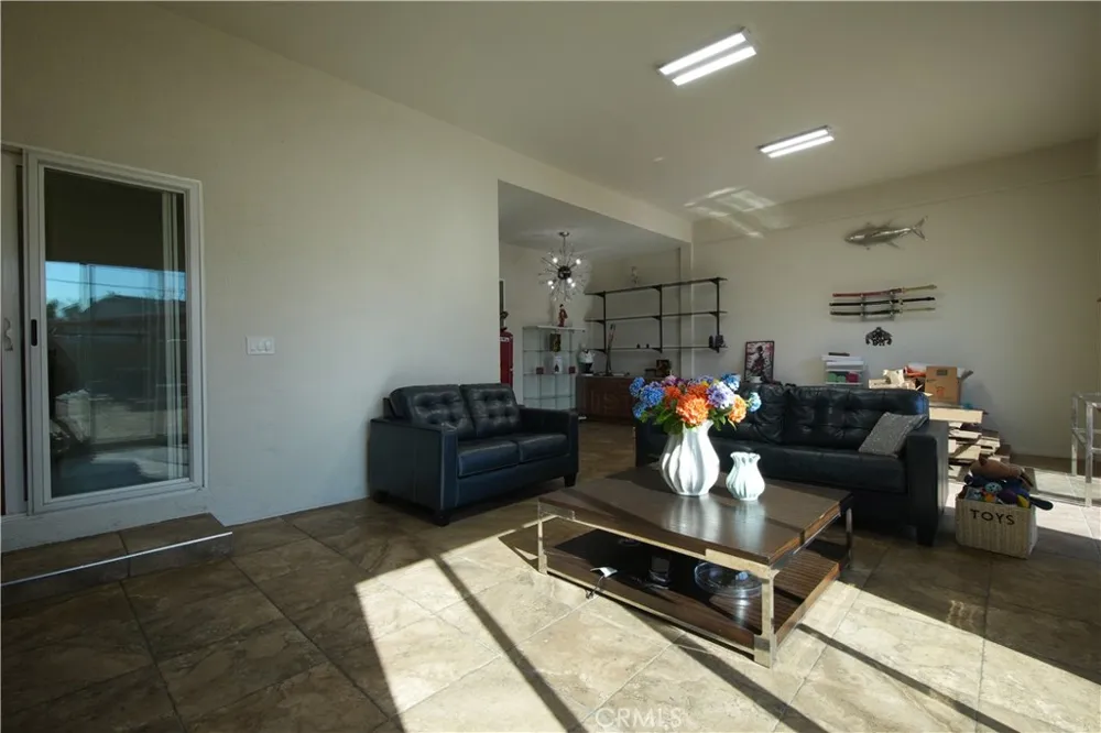 6525 Mary Ellen Valley Glen, CA 91401