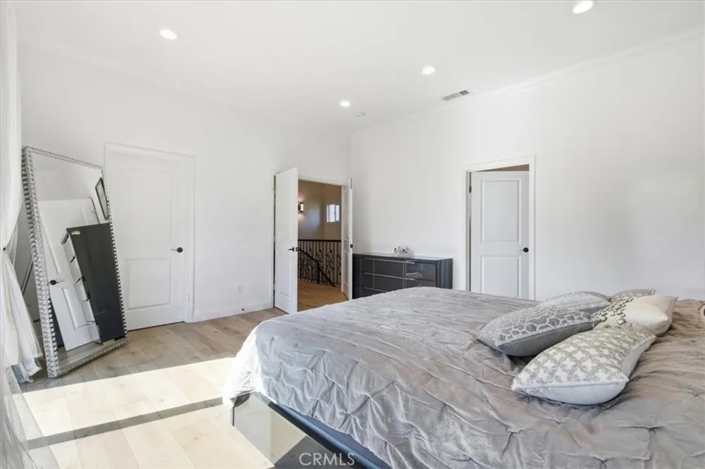 6525 Mary Ellen Valley Glen, CA 91401