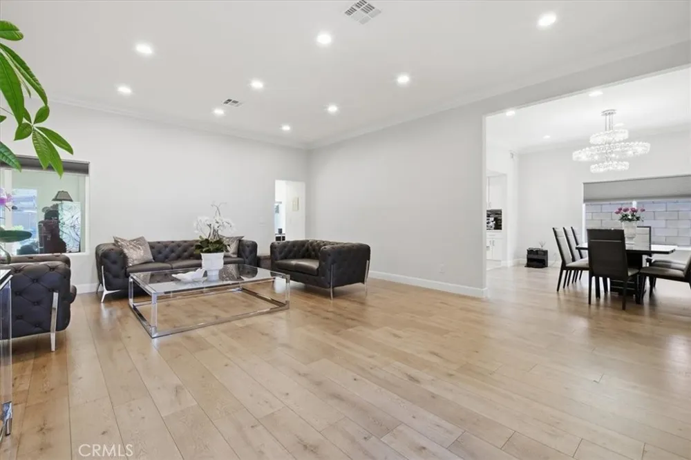 6525 Mary Ellen Valley Glen, CA 91401