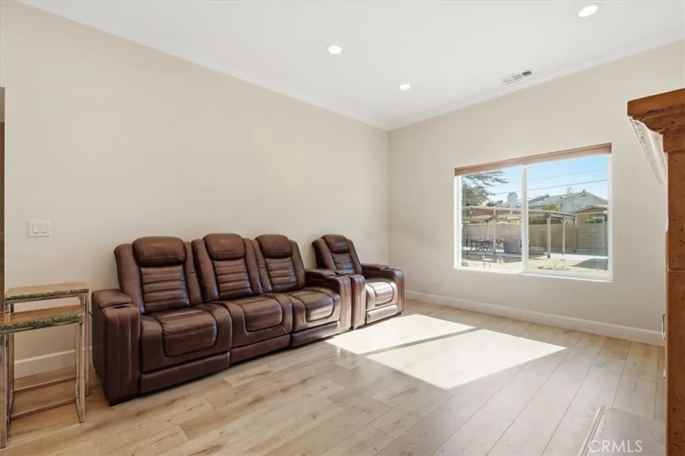 6525 Mary Ellen Valley Glen, CA 91401