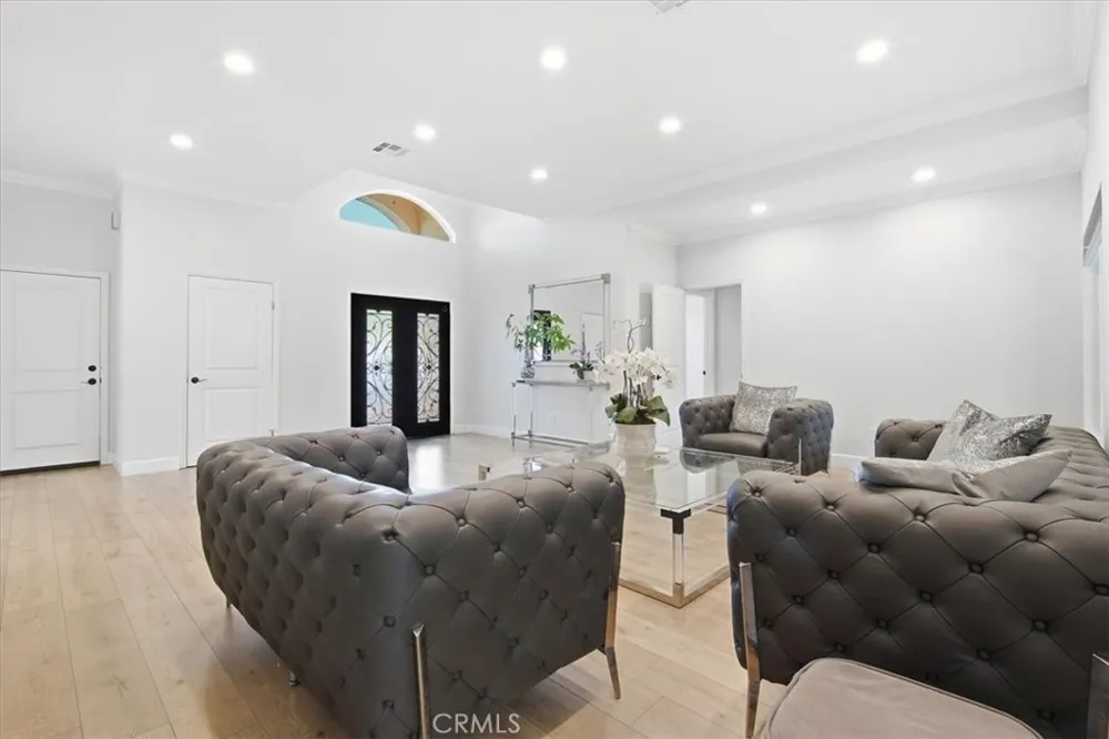 6525 Mary Ellen Valley Glen, CA 91401