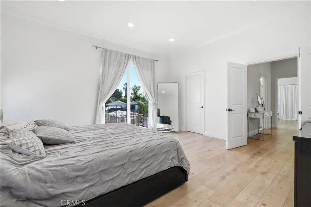 6525 Mary Ellen Valley Glen, CA 91401