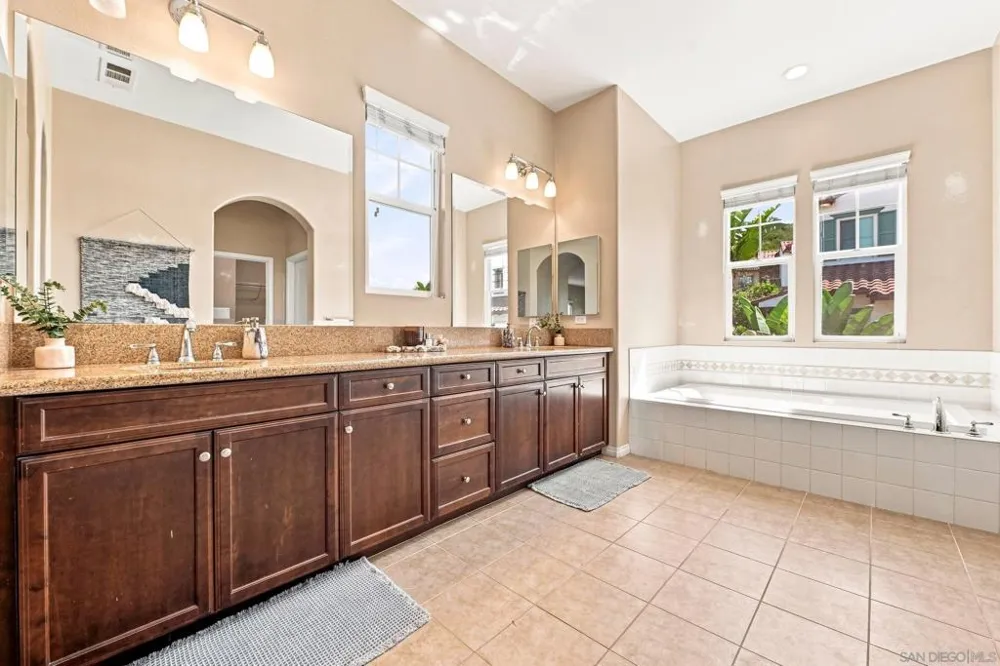 3239 Sitio Tortuga Carlsbad, CA 92009