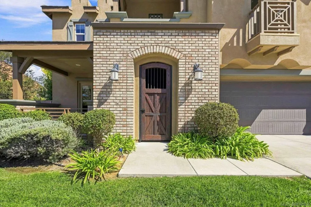 3239 Sitio Tortuga Carlsbad, CA 92009