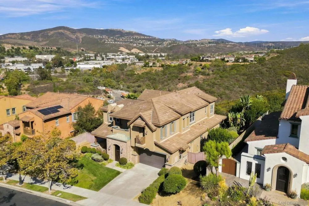3239 Sitio Tortuga Carlsbad, CA 92009