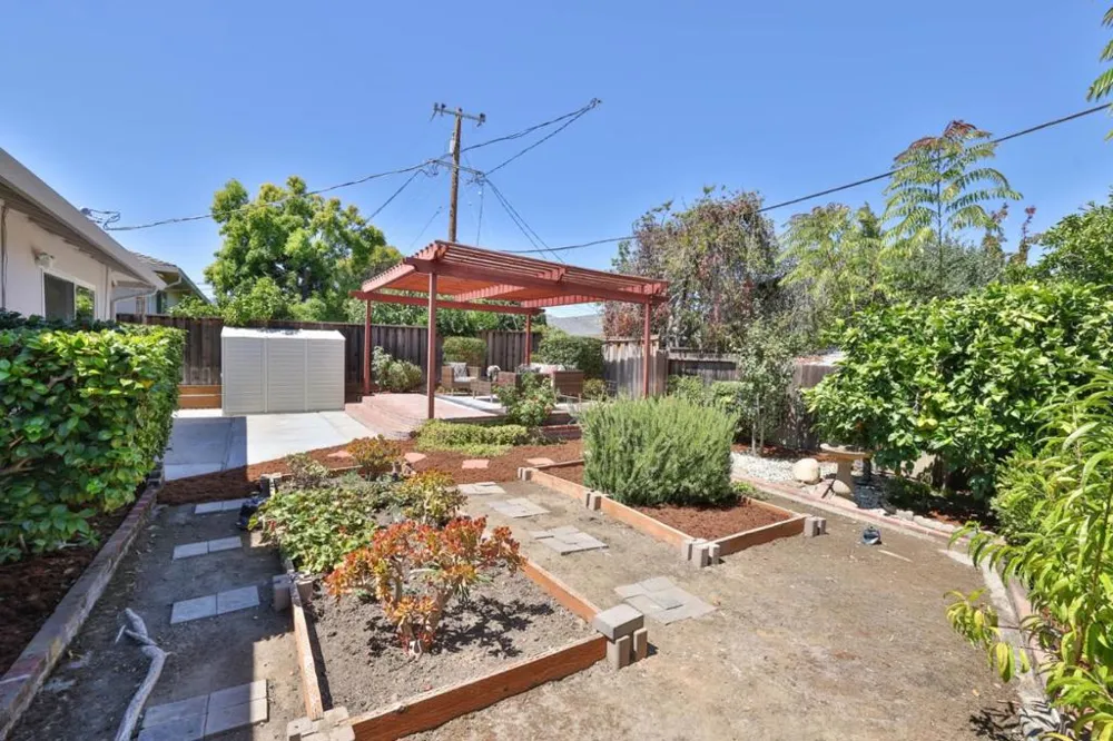7453 De La Farge Drive Cupertino, CA 95014