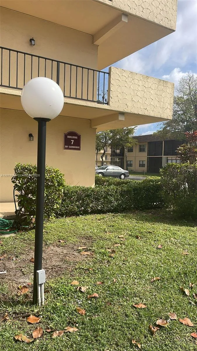301 Cambridge Rd #306 Hollywood, FL 33024
