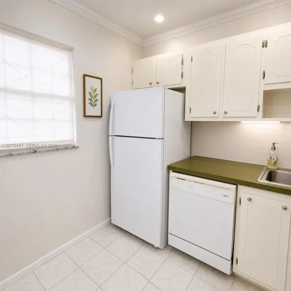301 Cambridge Rd #306 Hollywood, FL 33024