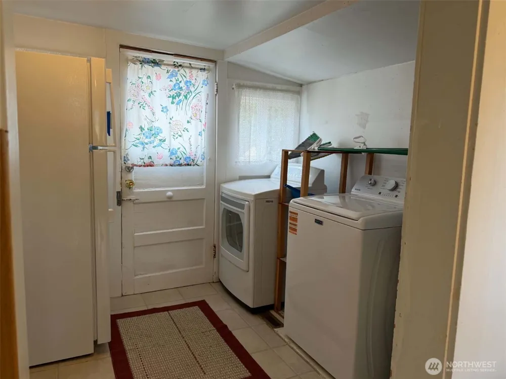 31 E North Wheelwright Street Allyn, WA 98524