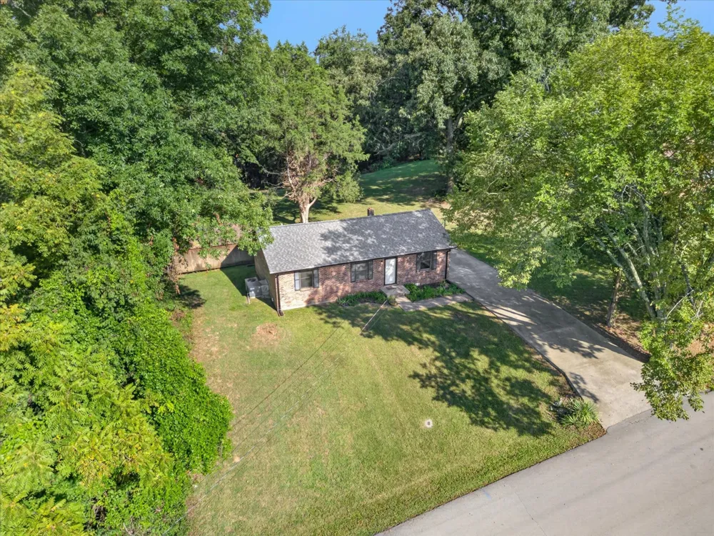 1325 Courtney Dr Clarksville, TN 37042