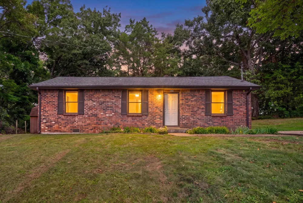 1325 Courtney Dr Clarksville, TN 37042