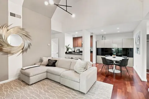3183 Wayside Plaza #315