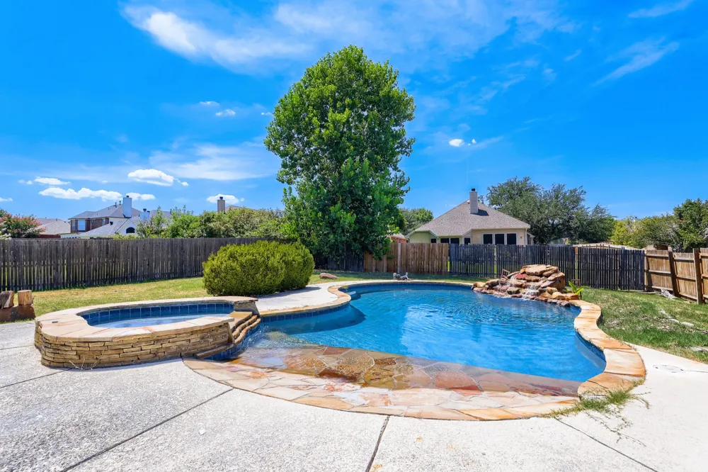 5602 Vista Park Lane Sachse, TX 75048