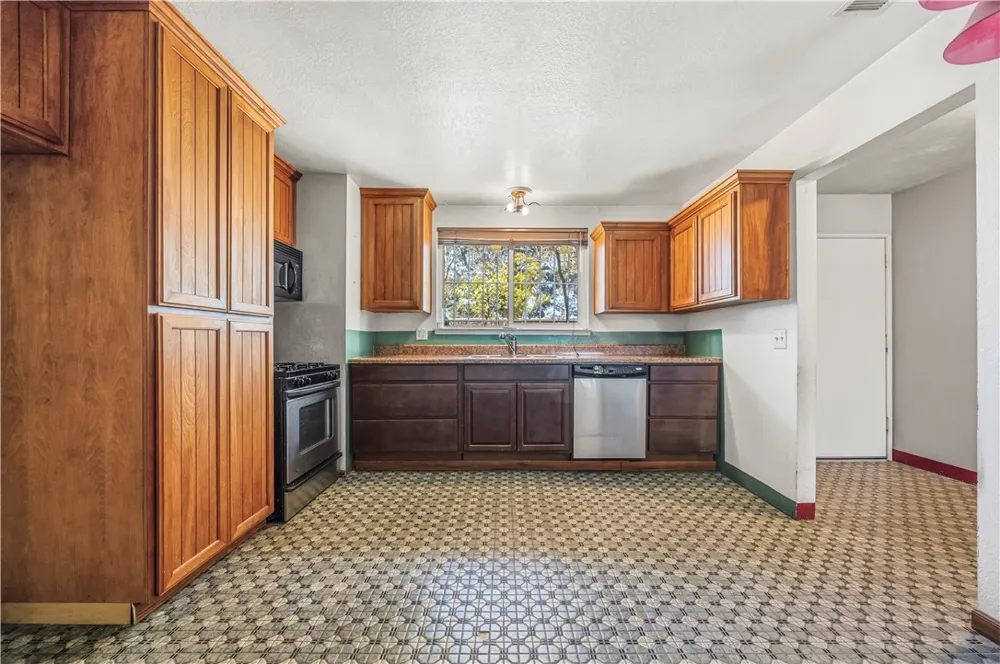 11273 Hesperia Road Hesperia, CA 92345