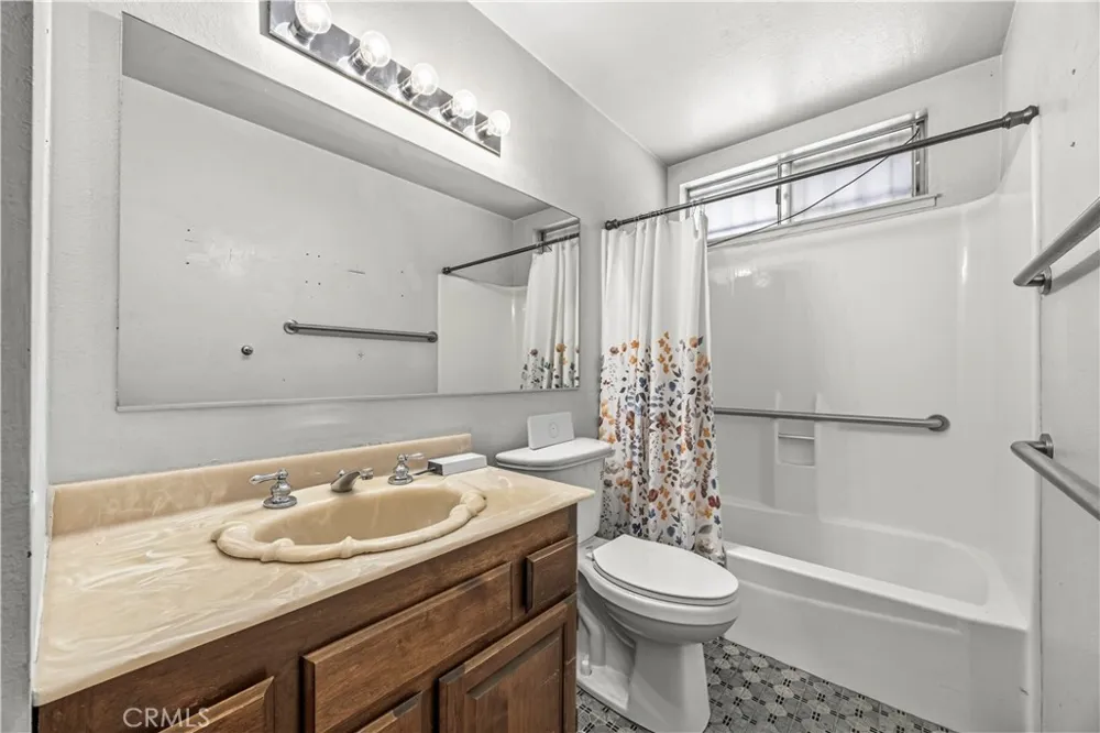 11273 Hesperia Road Hesperia, CA 92345