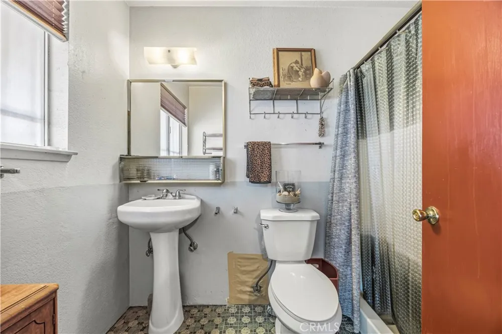 11273 Hesperia Road Hesperia, CA 92345