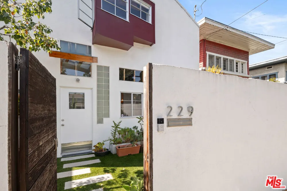 229 San Juan Avenue Los Angeles, CA 90291