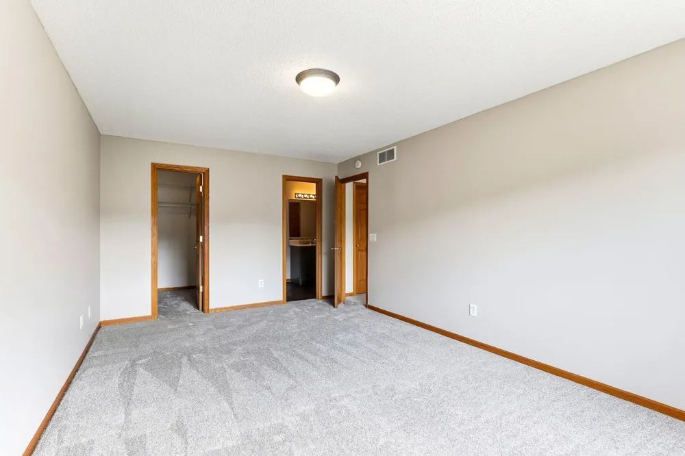 6784 Pine Crest Trail S Cottage Grove, MN 55016