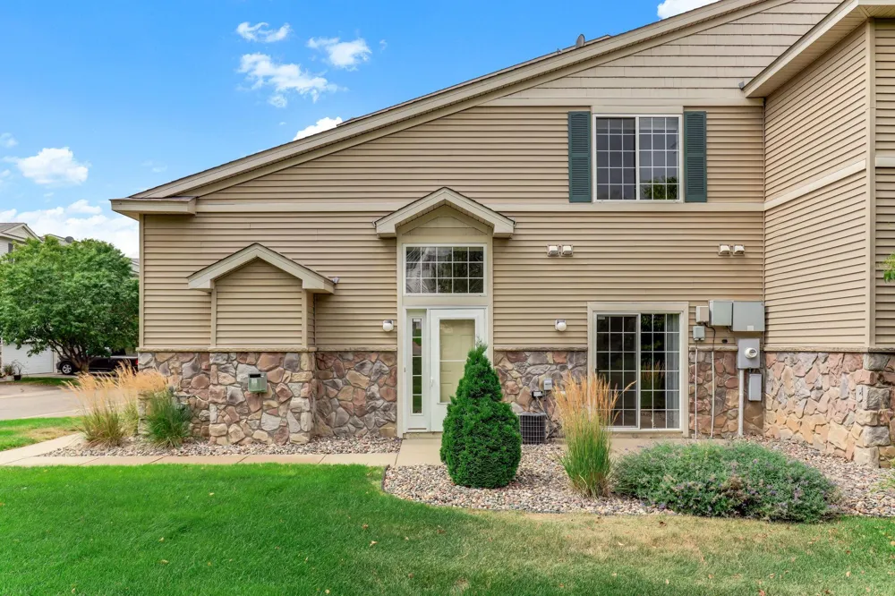 6784 Pine Crest Trail S Cottage Grove, MN 55016