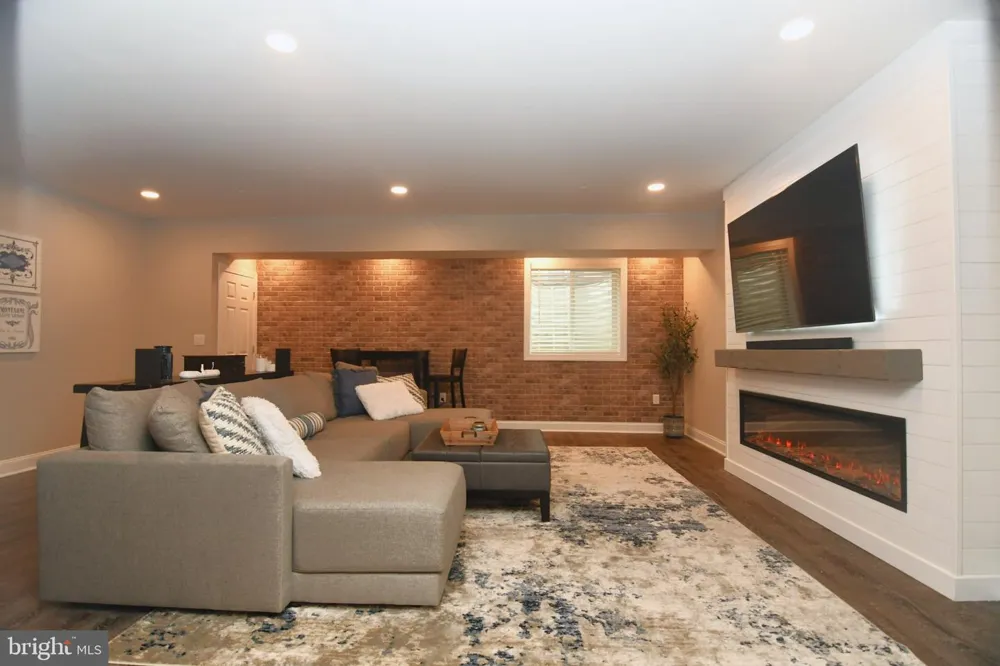 2091 JULIA DRIVE Conshohocken, PA 19428