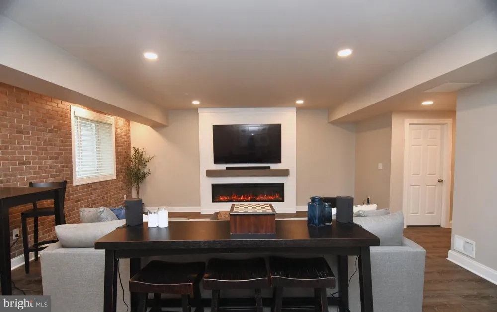2091 JULIA DRIVE Conshohocken, PA 19428