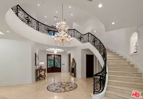 1021 Crescent Drive