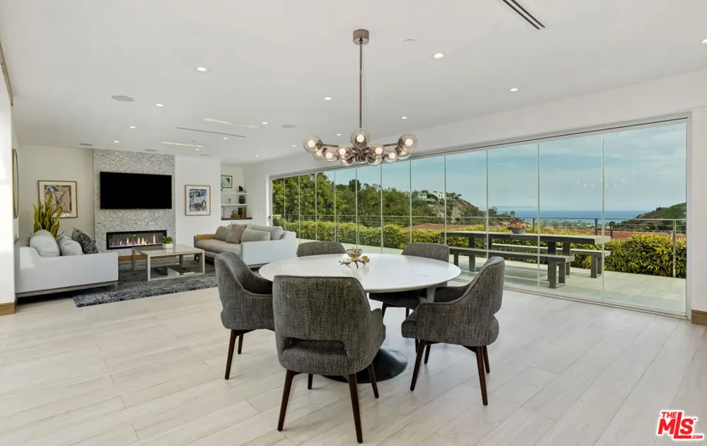 1332 El Hito Circle Pacific Palisades, CA 90272