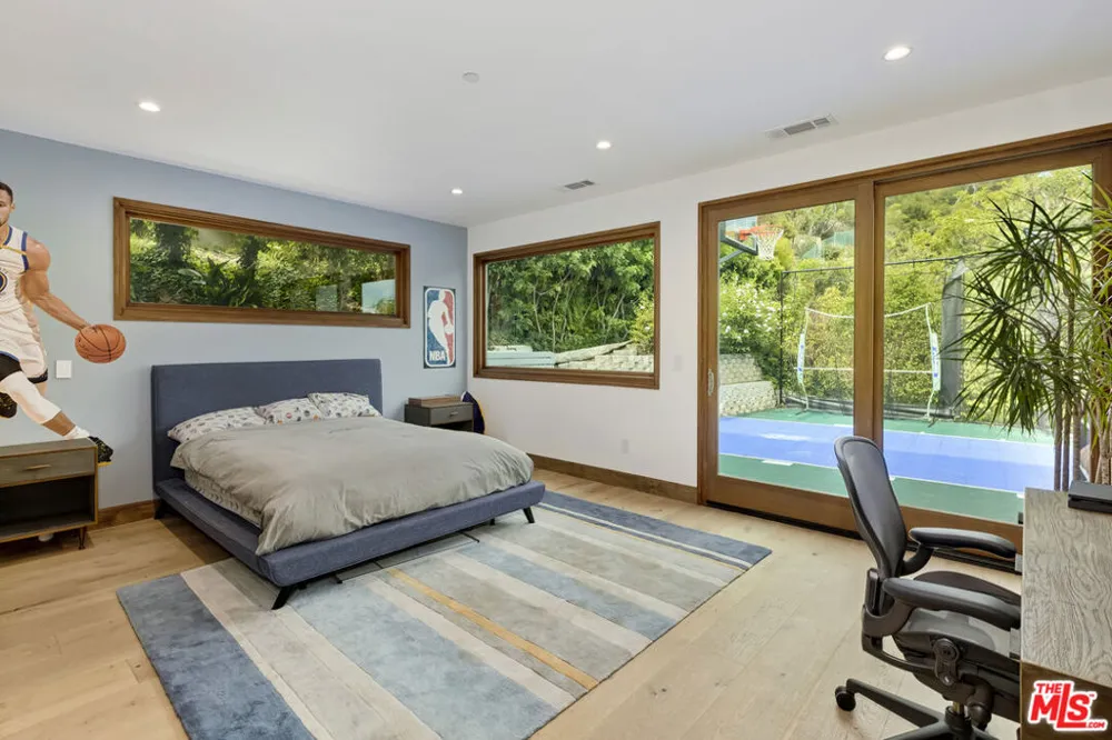 1332 El Hito Circle Pacific Palisades, CA 90272