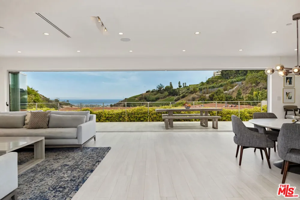 1332 El Hito Circle Pacific Palisades, CA 90272