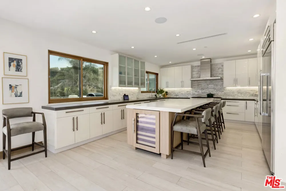 1332 El Hito Circle Pacific Palisades, CA 90272