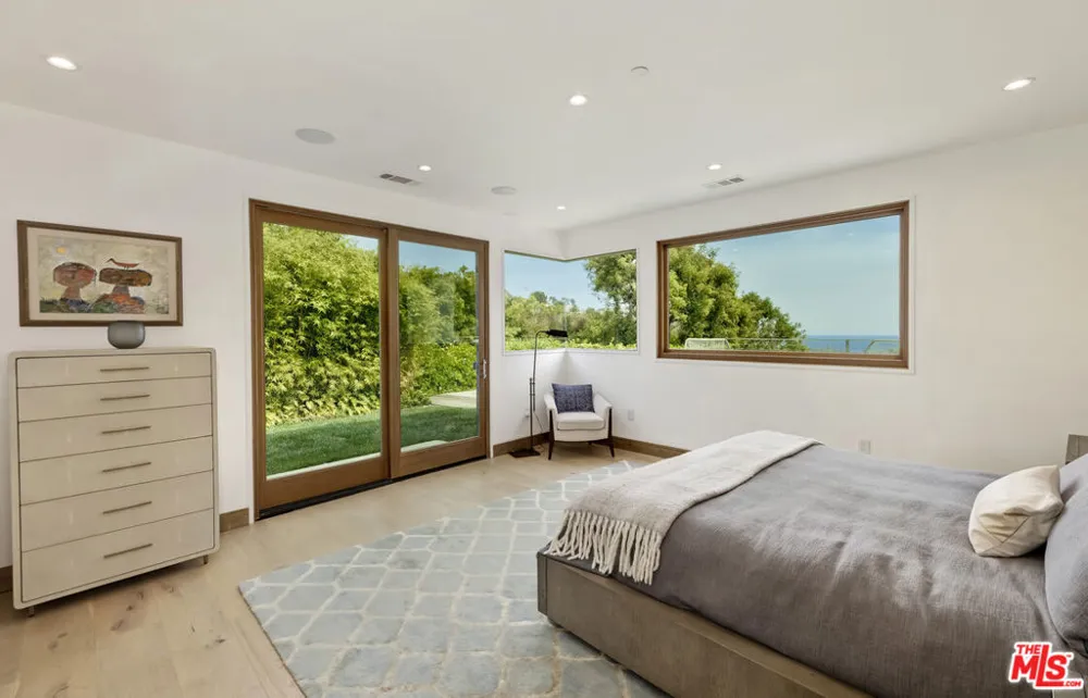 1332 El Hito Circle Pacific Palisades, CA 90272