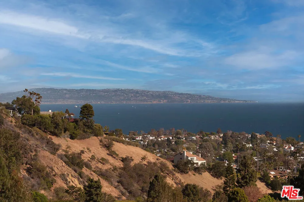 1332 El Hito Circle Pacific Palisades, CA 90272