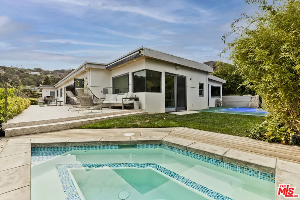 1332 El Hito Circle Pacific Palisades, CA 90272