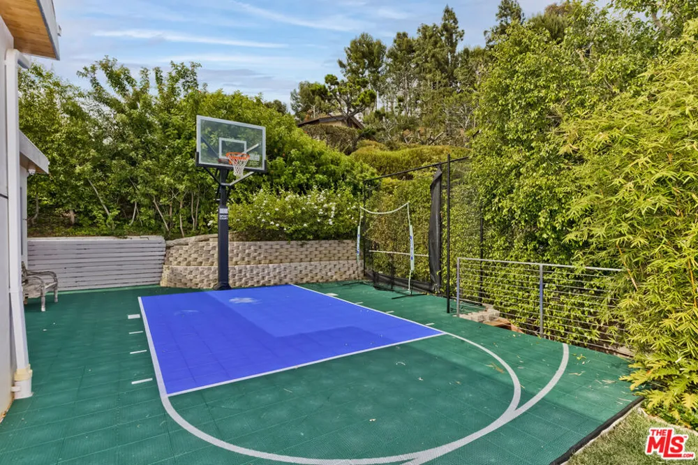 1332 El Hito Circle Pacific Palisades, CA 90272