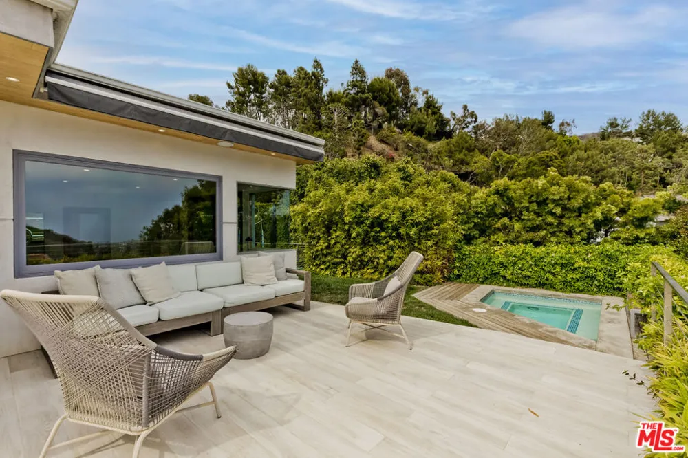 1332 El Hito Circle Pacific Palisades, CA 90272