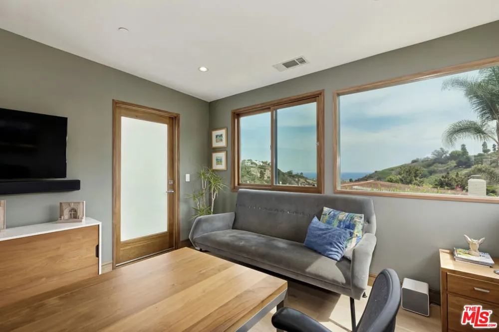 1332 El Hito Circle Pacific Palisades, CA 90272
