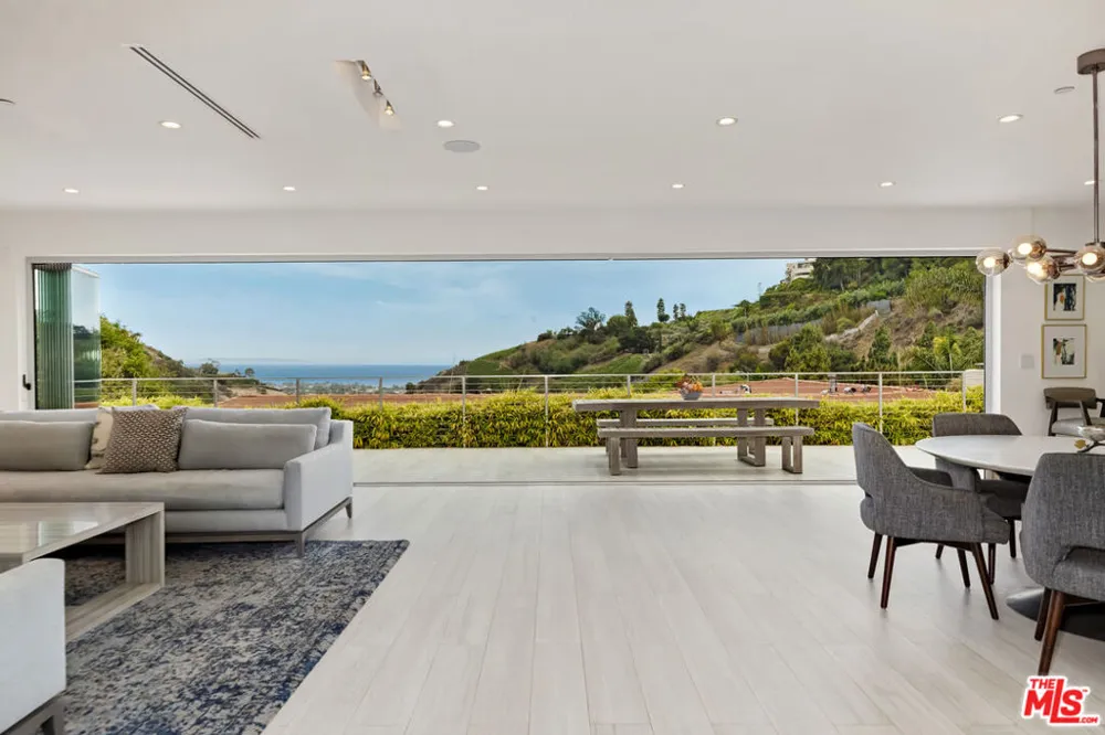 1332 El Hito Circle Pacific Palisades, CA 90272