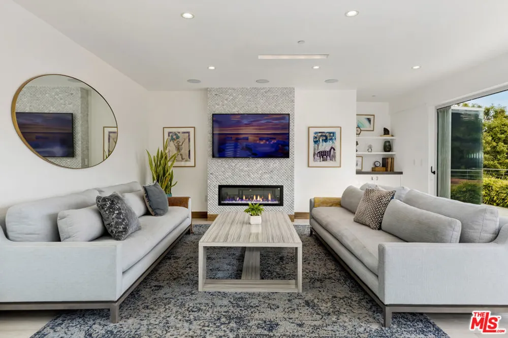 1332 El Hito Circle Pacific Palisades, CA 90272