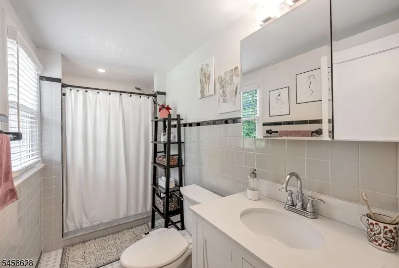 69 7Th St Cresskill, NJ 07626
