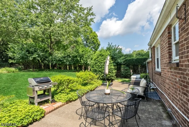 69 7Th St Cresskill, NJ 07626