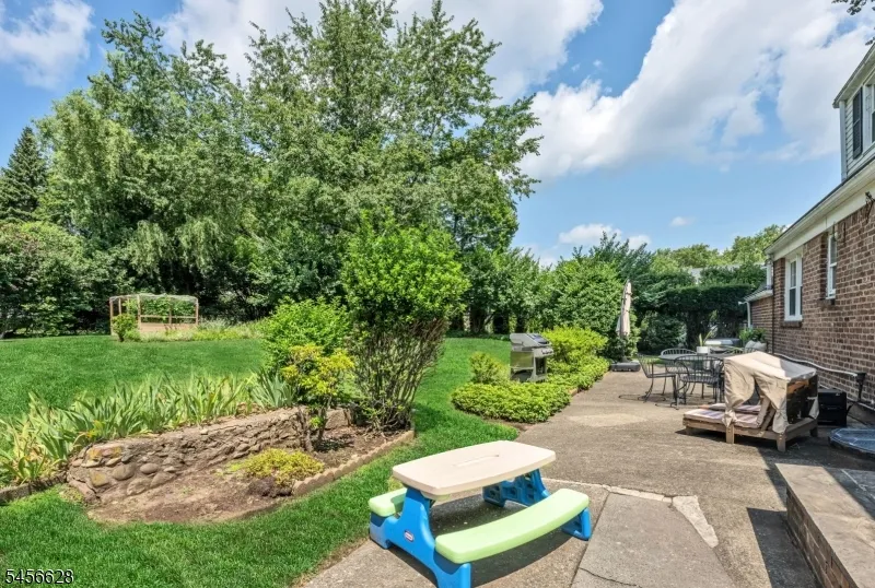 69 7Th St Cresskill, NJ 07626