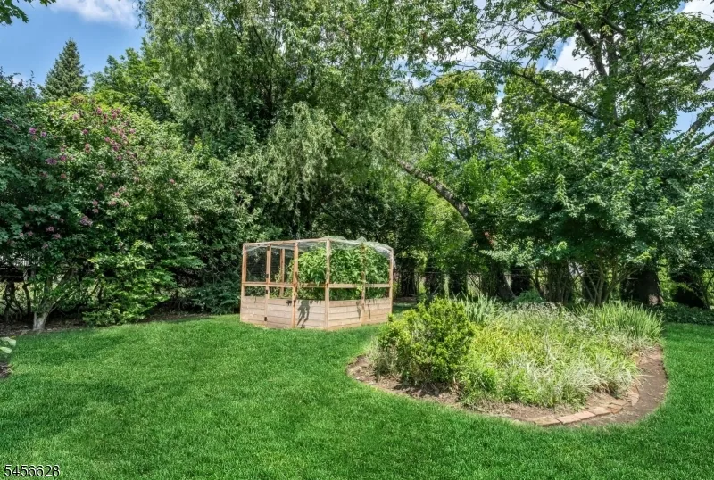69 7Th St Cresskill, NJ 07626
