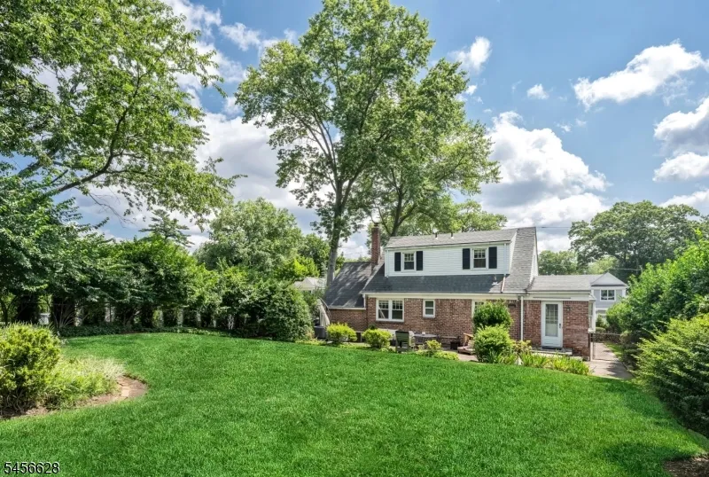 69 7Th St Cresskill, NJ 07626