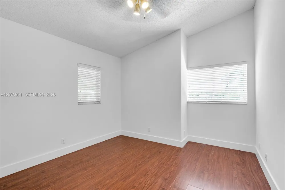 950 NW 197th Ter Pembroke Pines, FL 33029