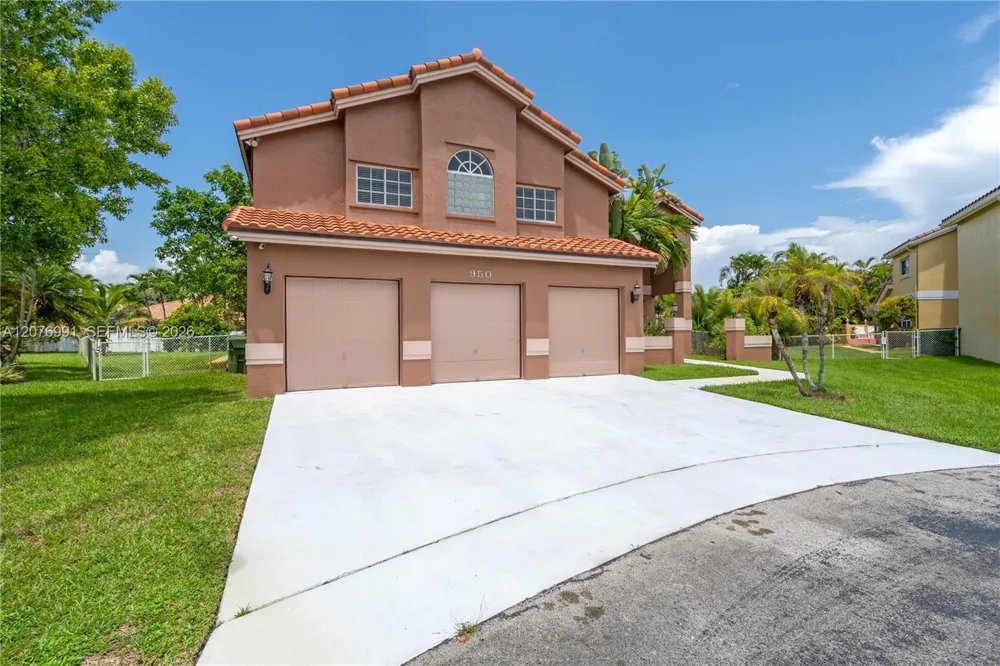 950 NW 197th Ter Pembroke Pines, FL 33029