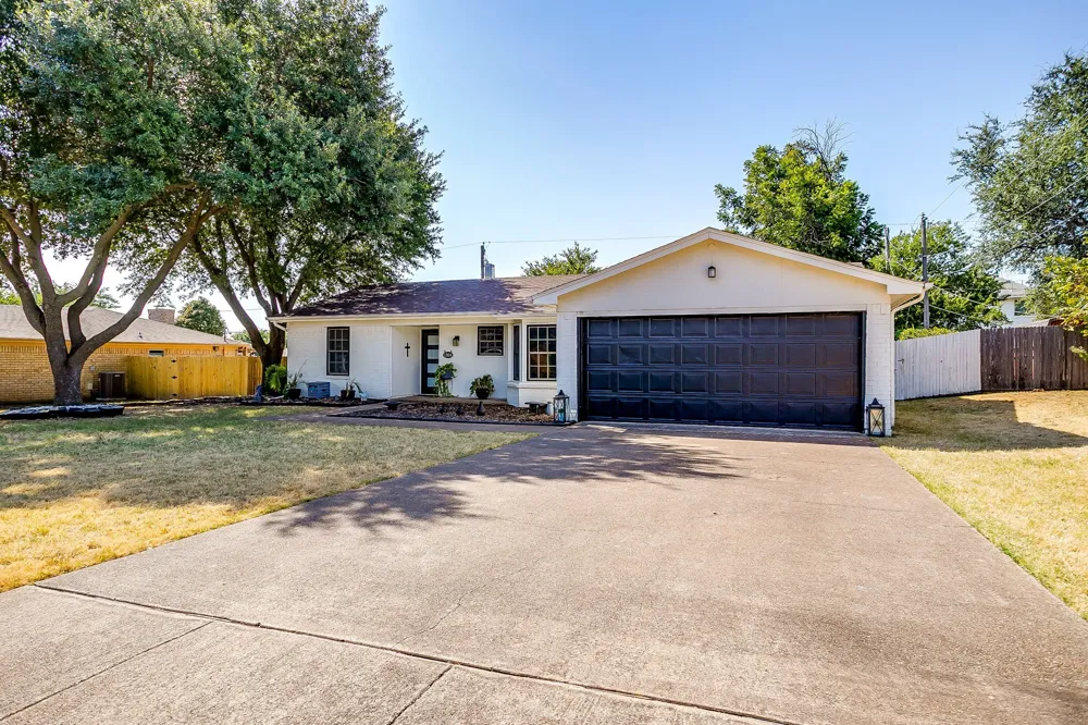 1304 Augusta Road Benbrook, TX 76126