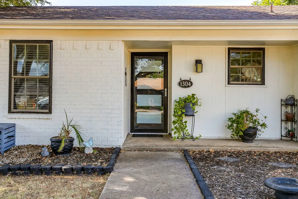 1304 Augusta Road Benbrook, TX 76126