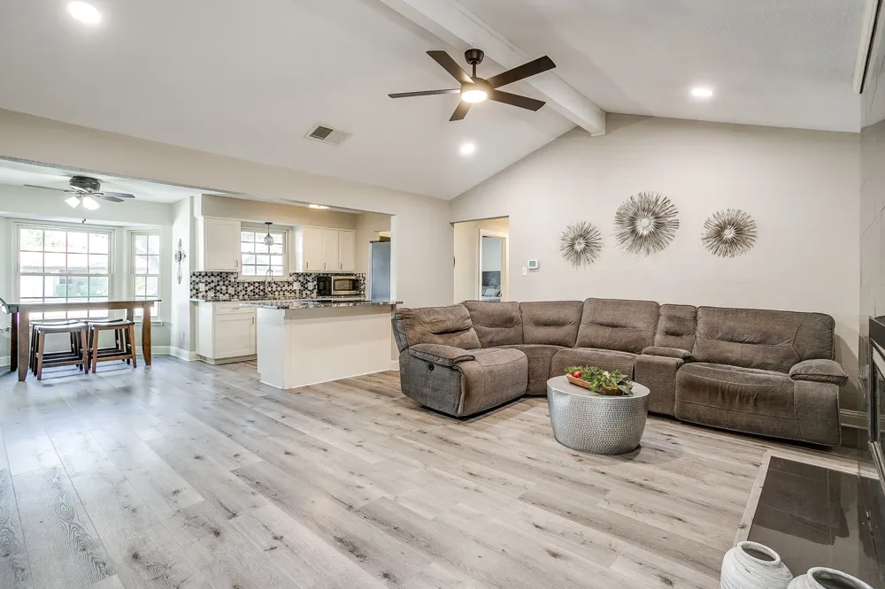 1304 Augusta Road Benbrook, TX 76126