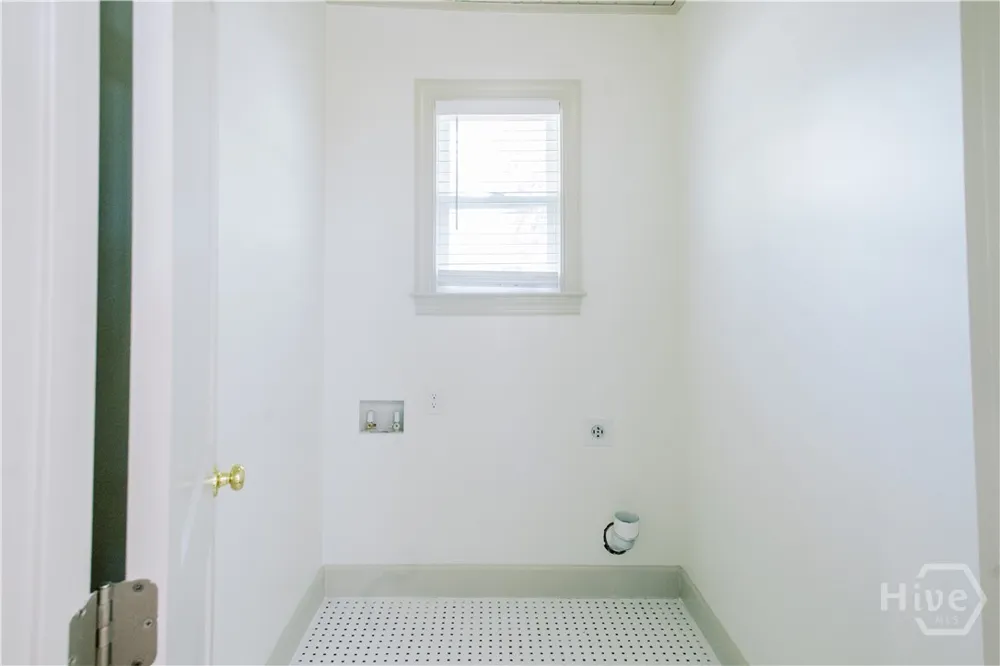 33 E 63rd Street Savannah, GA 31405