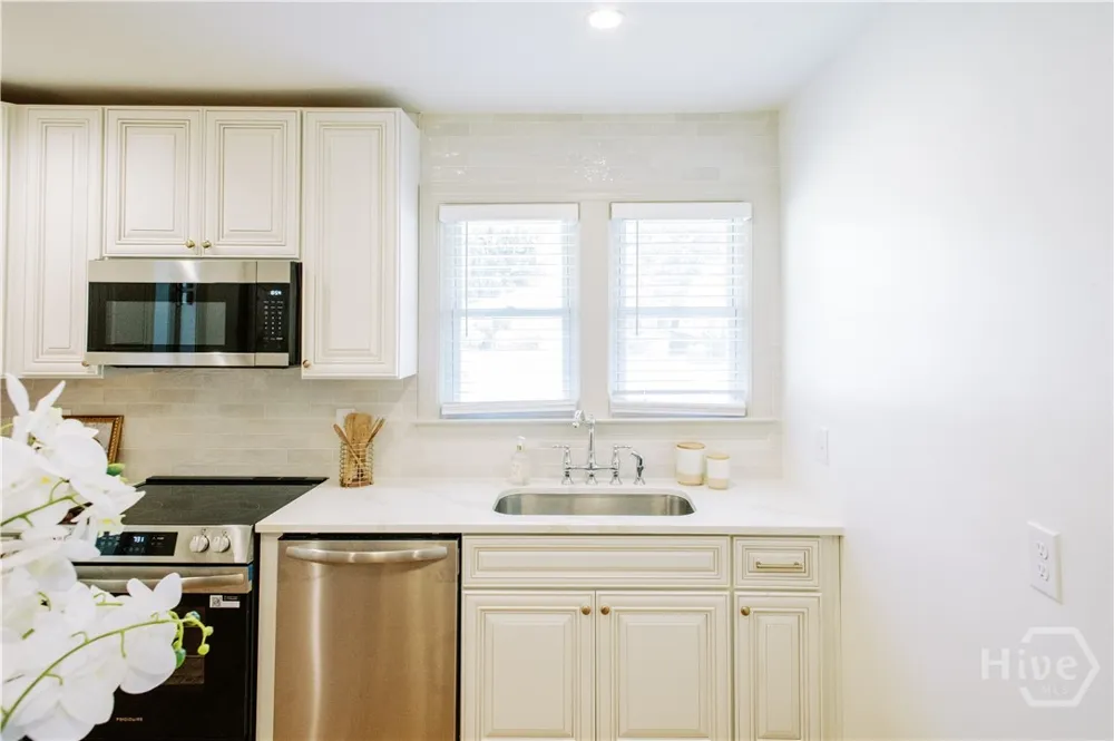 33 E 63rd Street Savannah, GA 31405